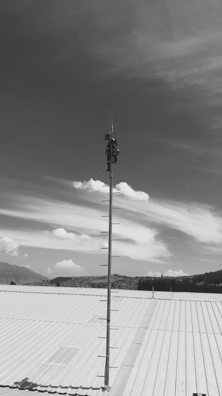 Instalación de captador de pararrayos en altura