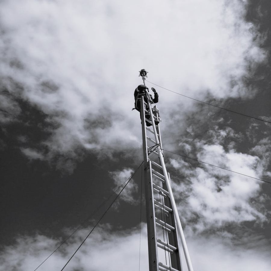 Técnico de CEIN instalando sistema de protección contra rayos