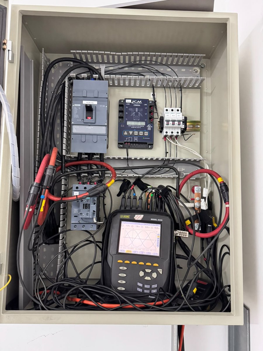 Analizador midiendo calidad de energía en tablero
