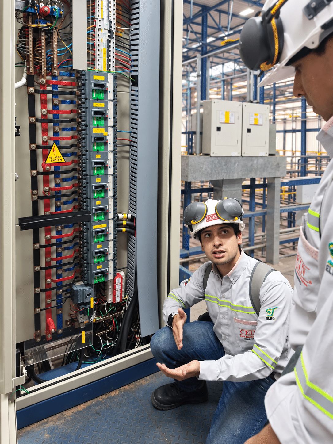 Técnicos de CEIN revisando un tablero eléctrico