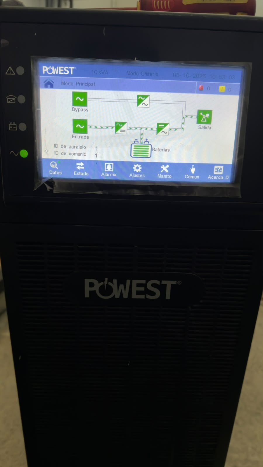 Pantalla de estado de un UPS, modo bypass y baterías